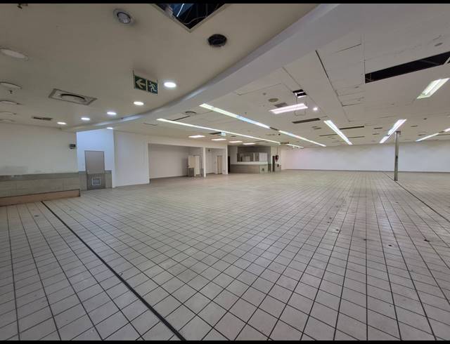 2,222M² RETAIL TO LET IN CRAIGHALL PARK